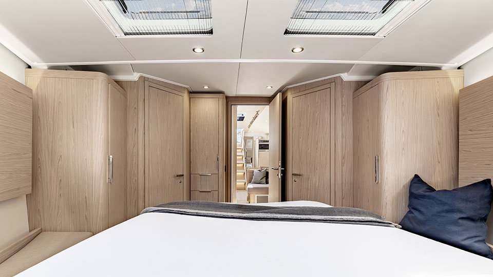 Дизайн интерьера Oceanis Yacht 54 с теплой атмосферой