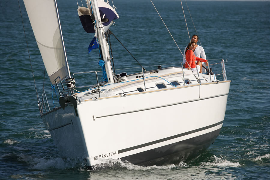 Компания Beneteau представляет новую модель Cyclades 43, предназначенную для путешествий по теплым морям