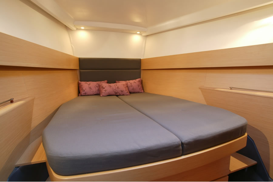 В просторной каюте владельца находится большая удобная кровать