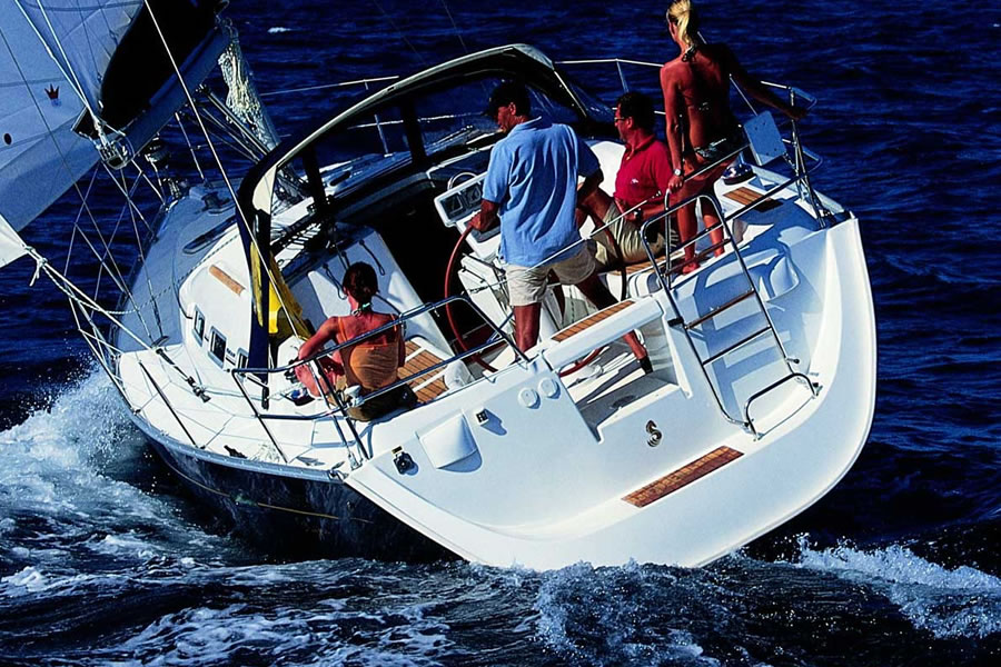 Oceanis 373 впечатляет двухуровневой рубкой, высоким надводным бортом