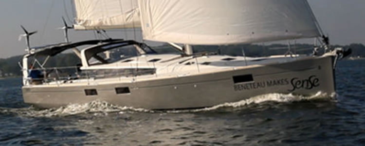 Beneteau Sense 55 под парусами в море