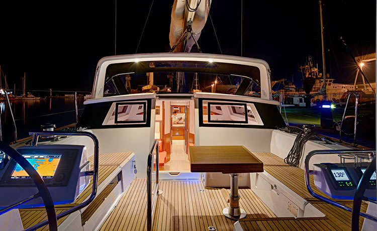 Вечернее освещение в кокпите парусной яхты Beneteau Sense 55